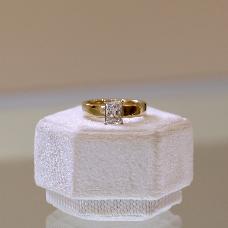 14ky Emerald 4mm Flat Band Solitaire Diamond Ring