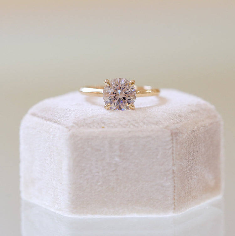 14ky Knife-Edge Round-Brilliant Diamond Cathedral Ring