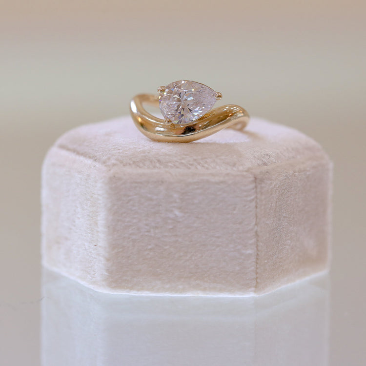 14ky Pear-Shape Off-set Diamond Ring