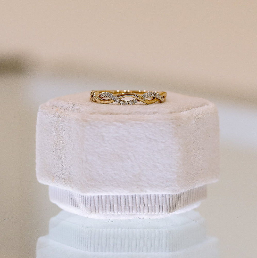 14ky .13ctw Open Single Diamond Twist Band