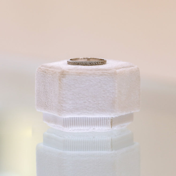 14kw Vintage-Inspired Engraved Band