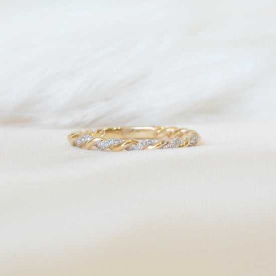 Twist Diamond Band by Urbaetis