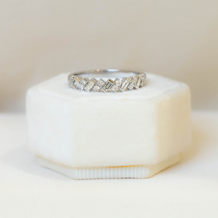 14kw Round & Baguette Diamond Diagonal Band