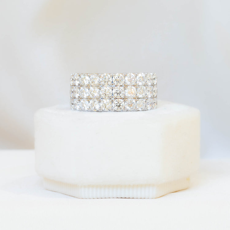 18kw 2.93ctw Three Row Diamond Band