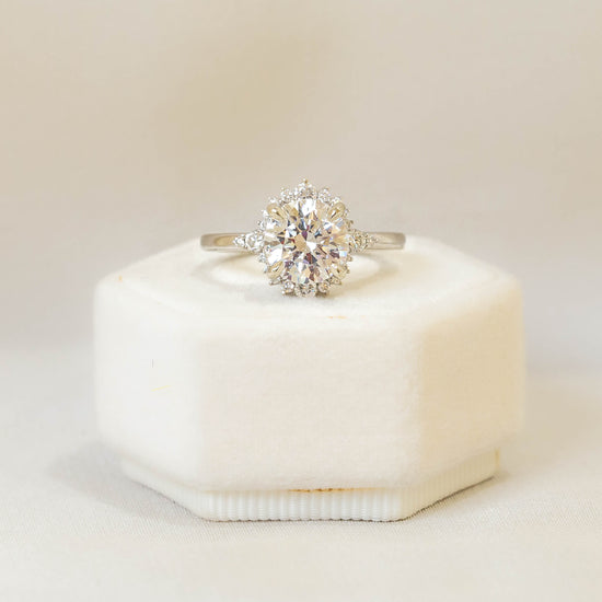 14kw .35ctw Starburst Halo Diamond Ring