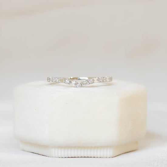 14kw Baguette & Round Chevron Band