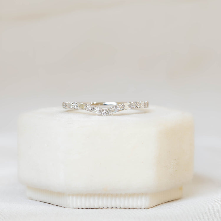 14kw Baguette & Round Chevron Band