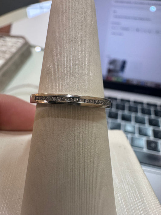 14kw .13ctw Round Diamond Channel Set Band
