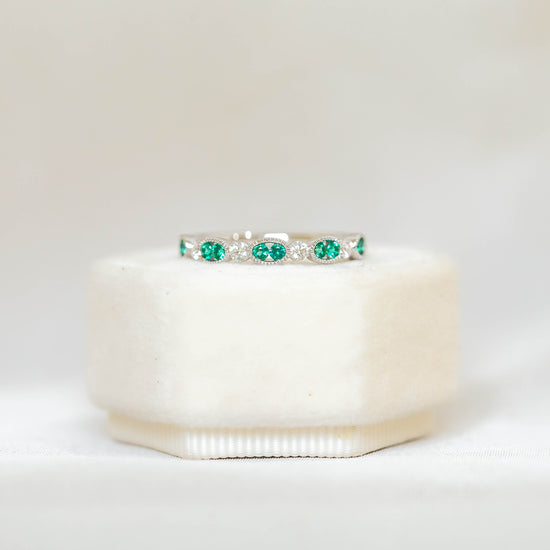 14kw Oval Bezel Diamond & Emerald Band