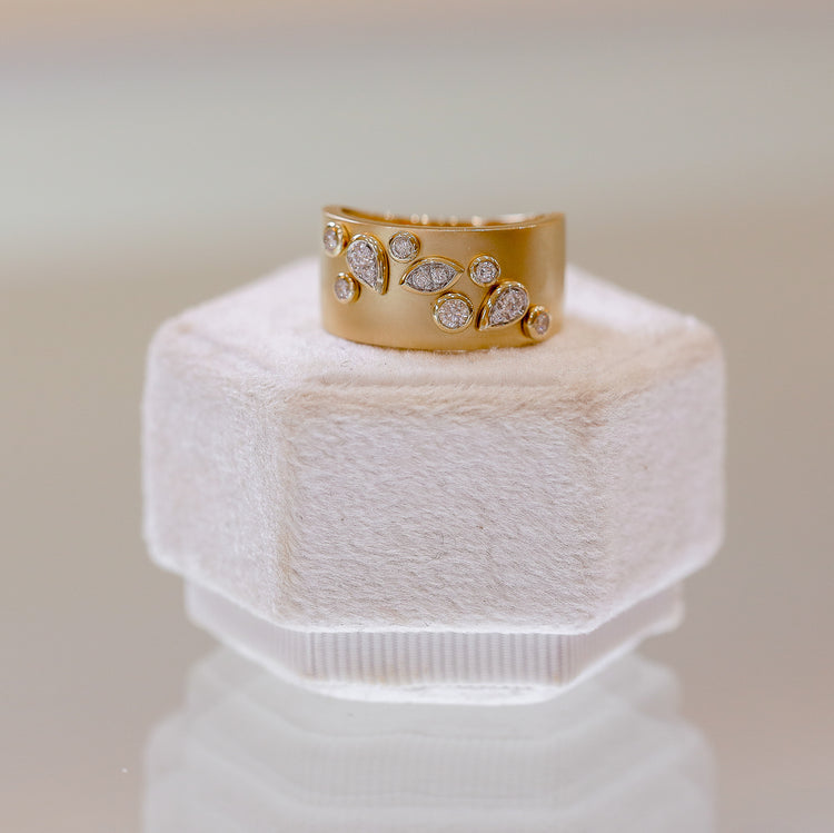 14ky 10.4mm Fancy Bezel Scatter Sandblast Band