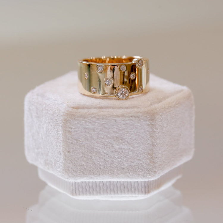 14ky 9.6mm .26ctw Round Bezel and Flush Scatter Band