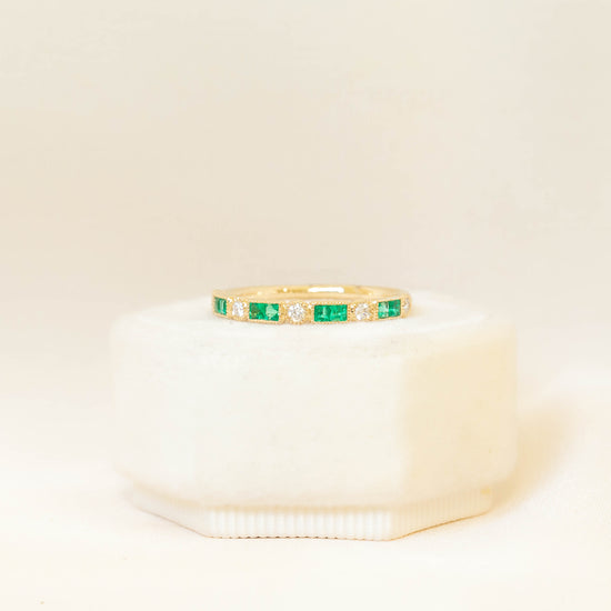 14ky Emerald & Diamond Bezel-Band
