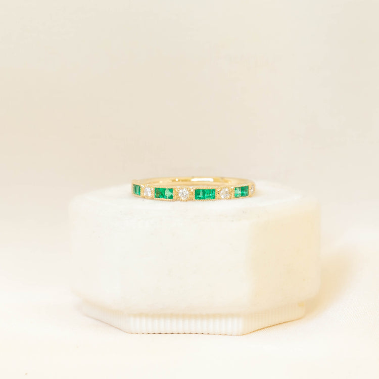 14ky Emerald & Diamond Bezel-Band