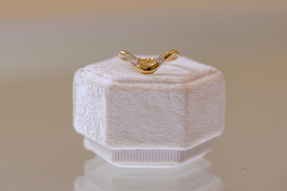 14ky .20ctw 3-Stone Wavy Diamond Band