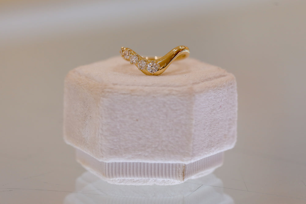 14ky .40ctw 5-Stone Wavy Diamond Band
