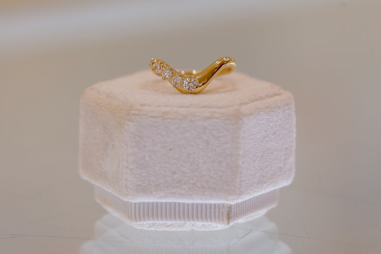 14ky .40ctw 5-Stone Wavy Diamond Band