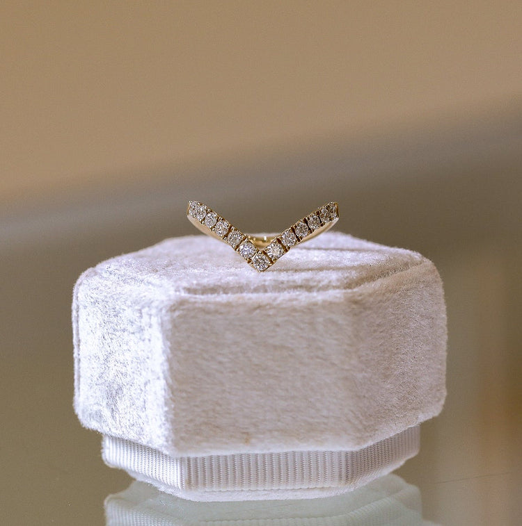 14ky Large Prong Set .44ctw Chevron Diamond Band