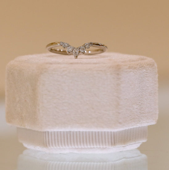 14kw .18ctw Pear-Shaped Swoop Contour Diamond Band