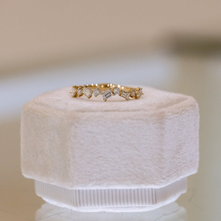 14kyg .32ctw Baguette & .11ctw Rounds Scatter Diamond Band