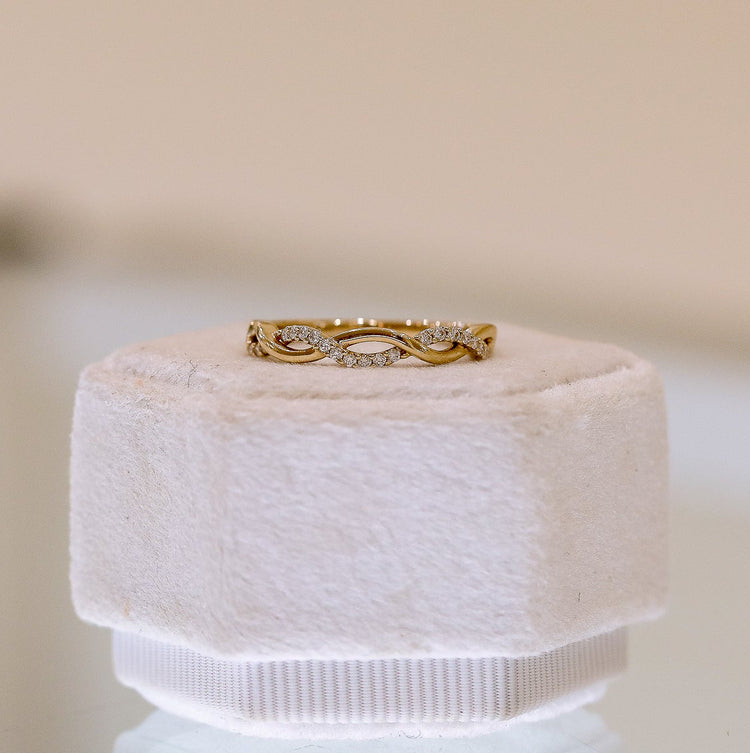 14ky .13ctw Open Pave Diamond Single Twist Band