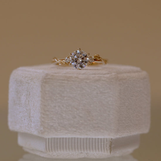 14ky .06ctw Single Leaf Twist Diamond Ring