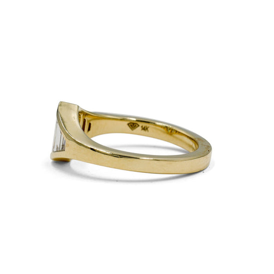 14ky 1.02ctw Trapezoid Graduated Channel Ring