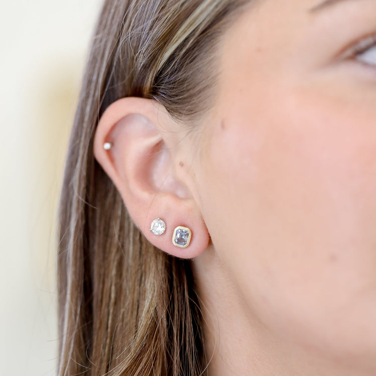 18ky 1.37ctw Grey Spinel Bezel Earrings