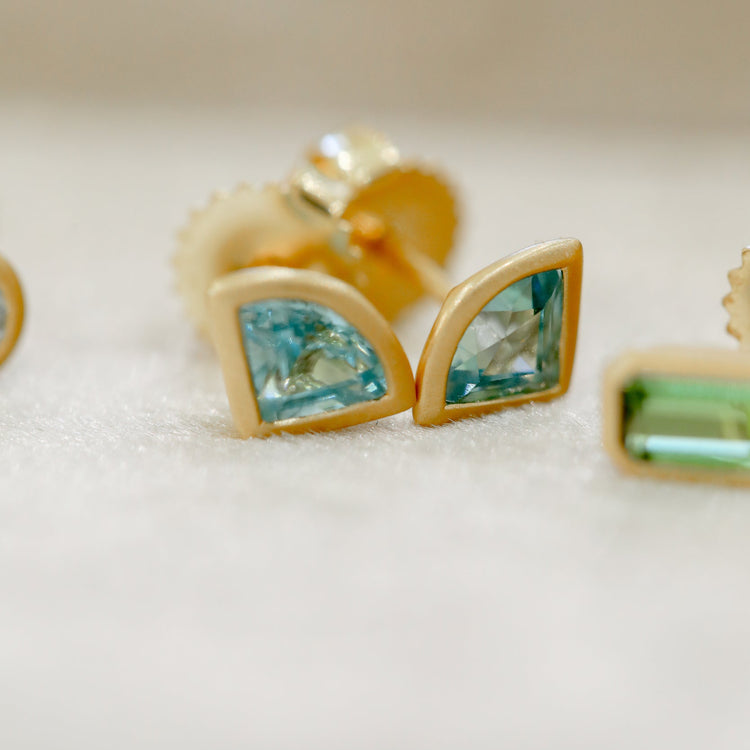 18ky 1.36ctw Blue Zircon Triangular Bezel Earrings