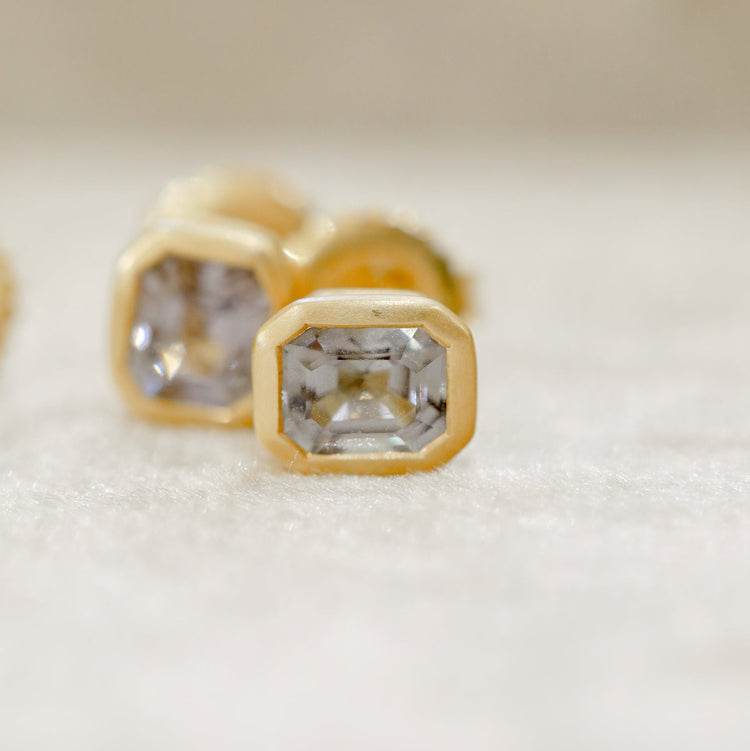 18ky 1.37ctw Grey Spinel Bezel Earrings