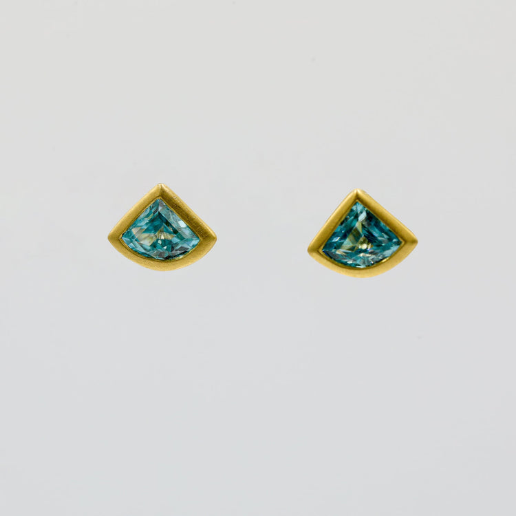 18ky 1.36ctw Blue Zircon Triangular Bezel Earrings