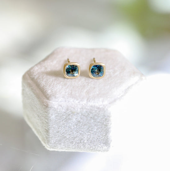 18ky 1.55ctw Montana Sapphire Cushion Bezel Earrings