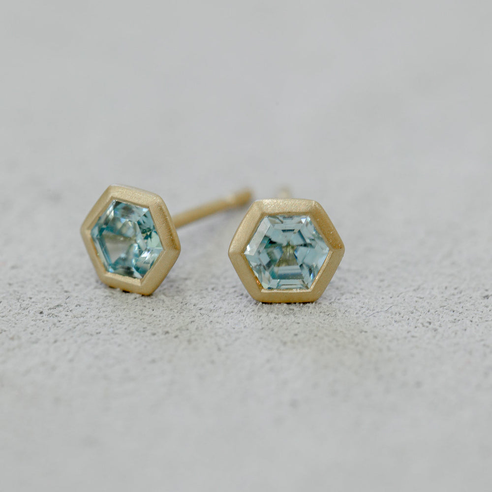 18ky 1.17ct Blue Zircon Hexagon Bezel Earrings
