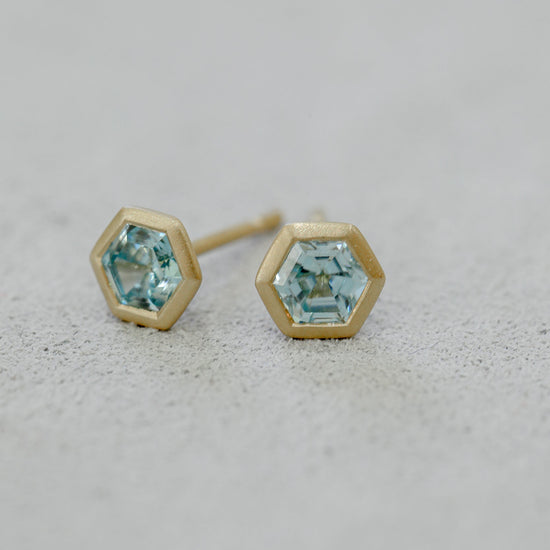 18ky 1.17ct Blue Zircon Hexagon Bezel Earrings