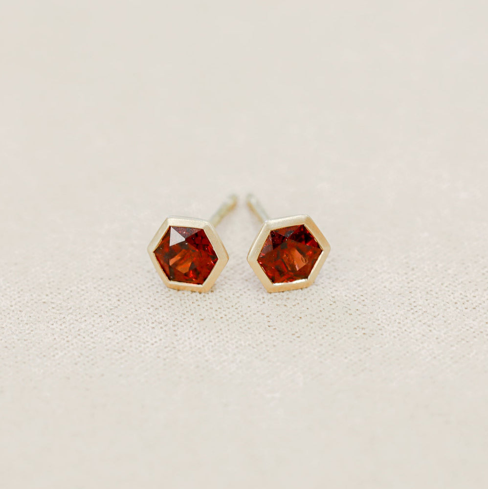 18ky 1.44ctw Hex-Shaped Garnet Earrings
