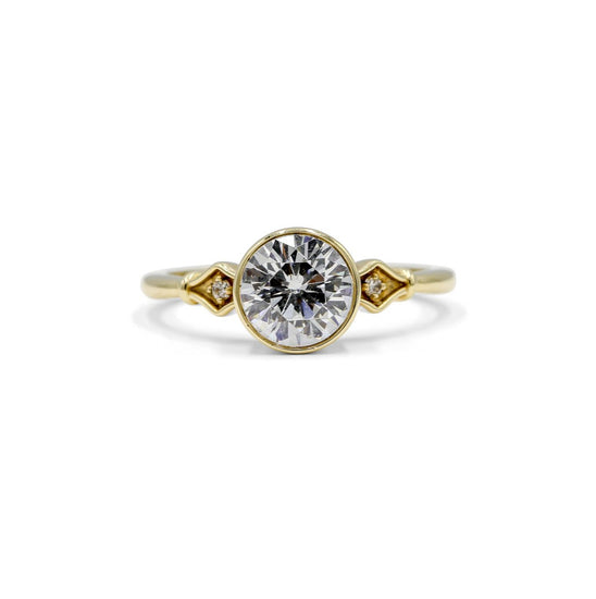 14ky Round Bezel & Kite-Shaped Diamond Ring
