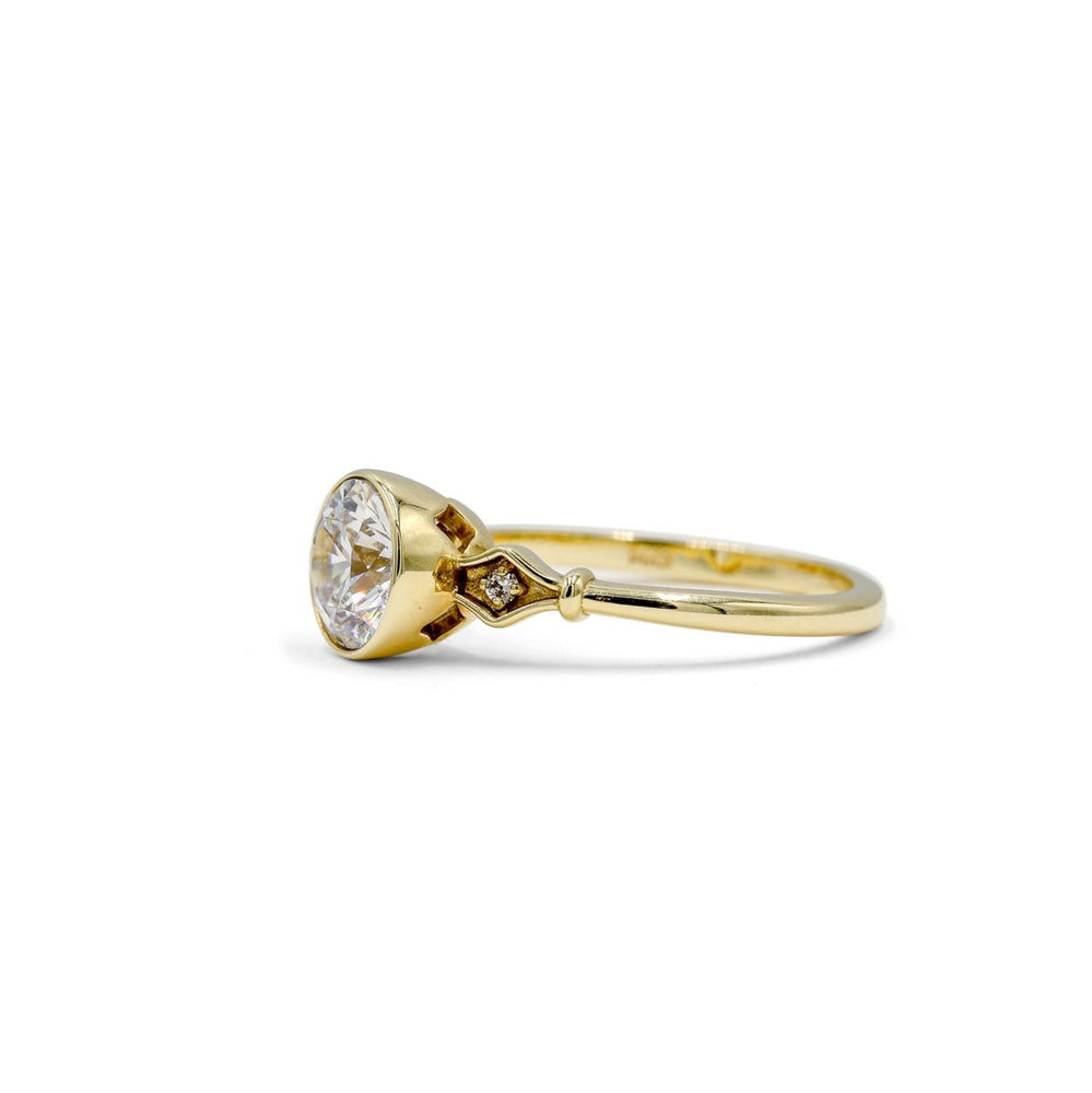 14ky Round Bezel & Kite-Shaped Diamond Ring