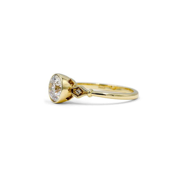 14ky Round Bezel & Kite-Shaped Diamond Ring