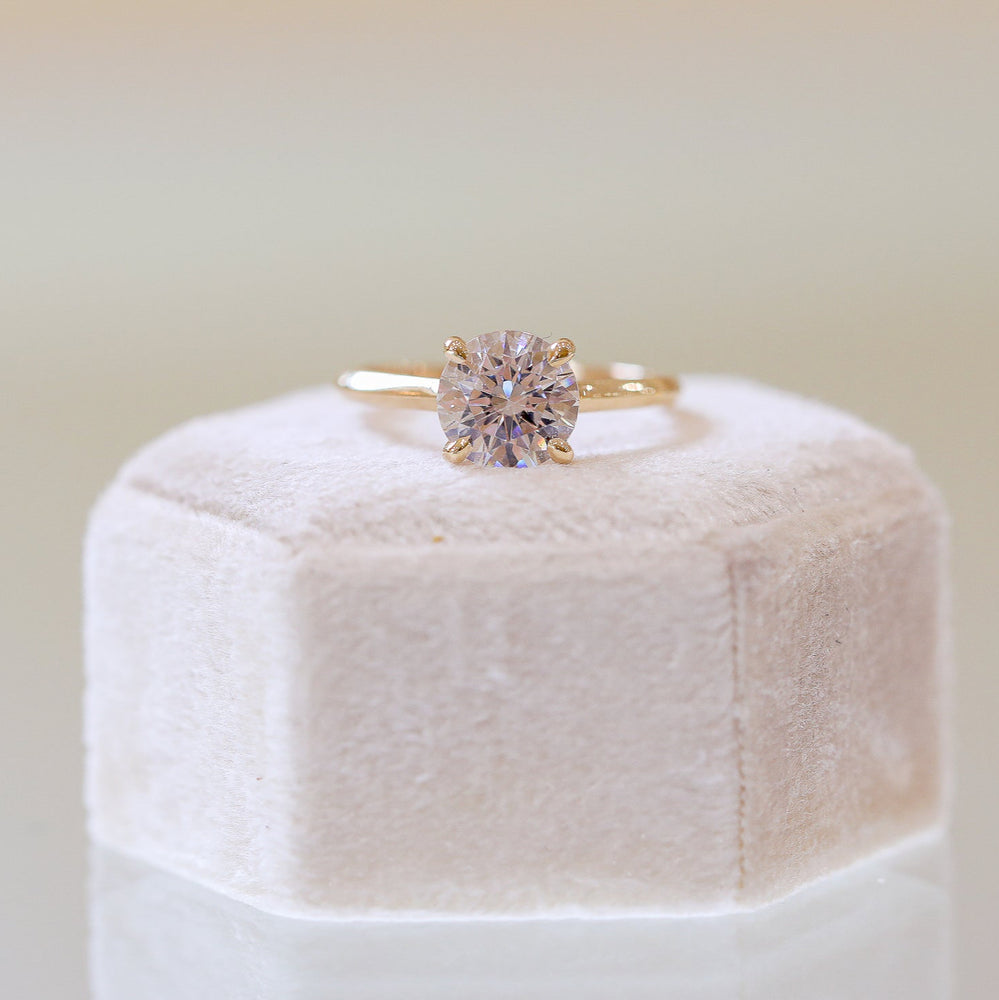 14ky Knife-Edge Round-Brilliant Diamond Cathedral Ring