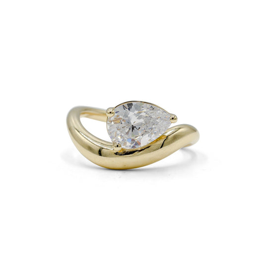 14ky Pear-Shape Off-set Diamond Ring