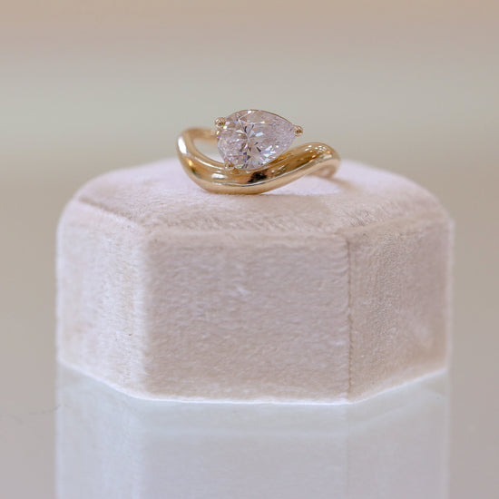 14ky Pear-Shape Off-set Diamond Ring