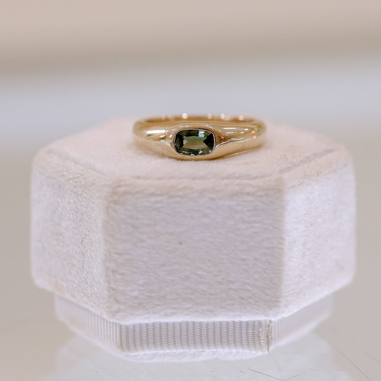 14ky .54ct Elongated Cushion East-West Teal Sapphire Bubble Signet