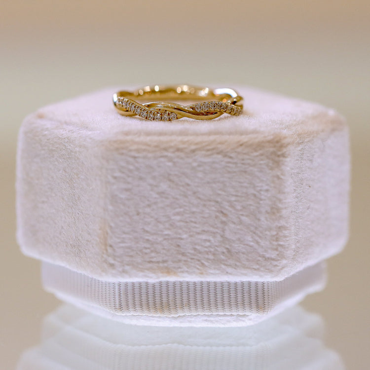 14ky Lab .10ctw Single Pave Diamond Twist