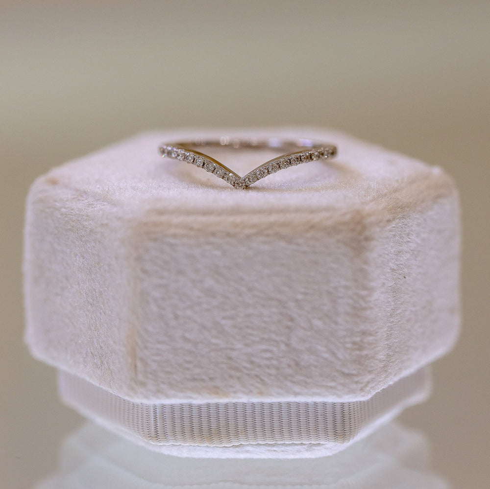 14kw .17ctw Diamond Chevron V-Band