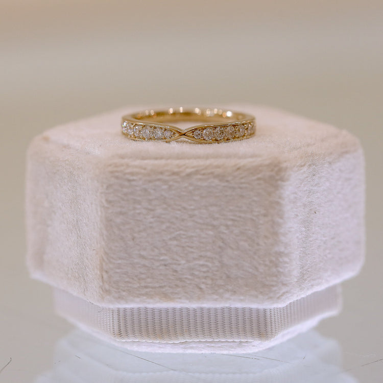 14ky .30ctw Pinched Channel Set Lab Diamond Band