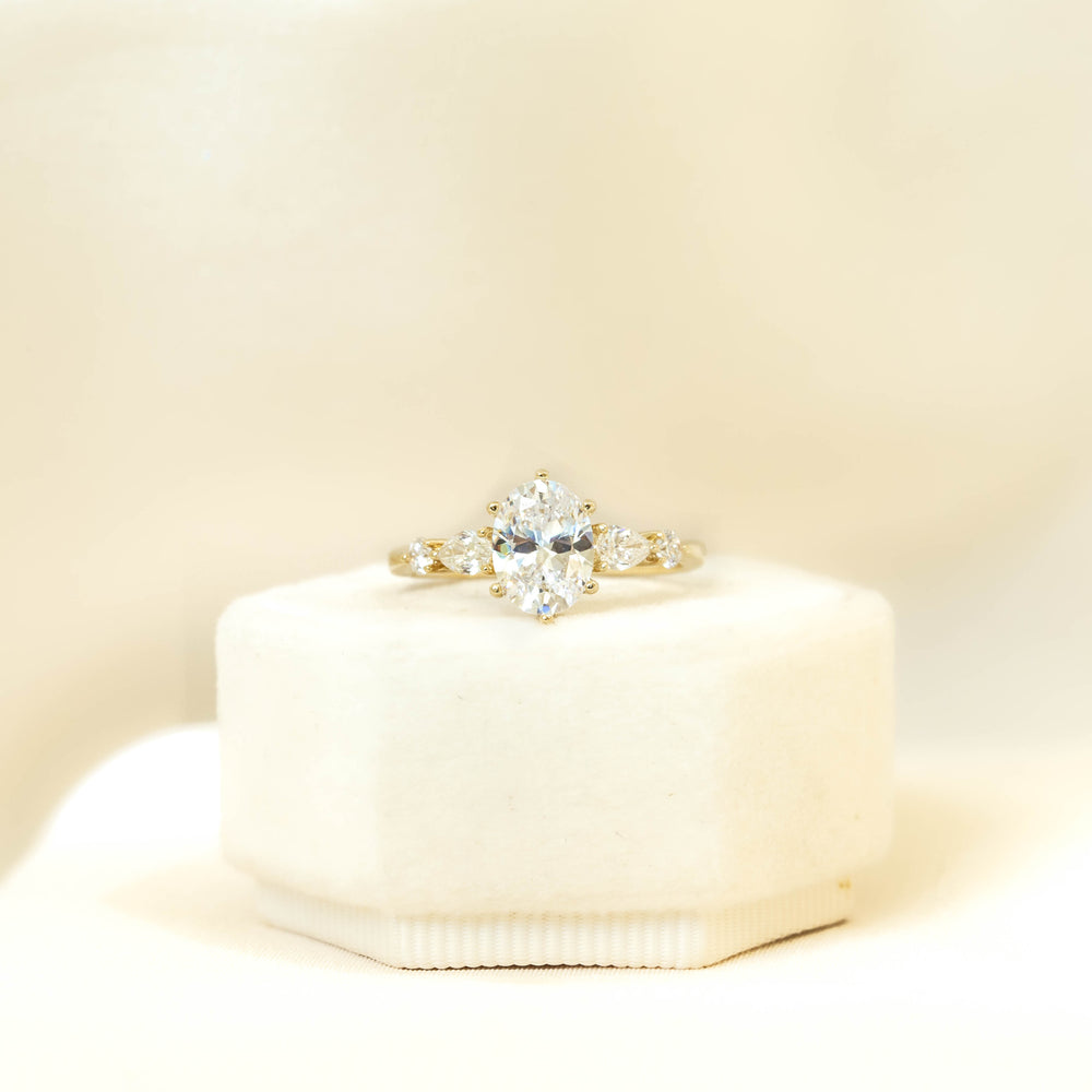 14ky Oval-Cut & Pear-Shaped Side Diamond RIng