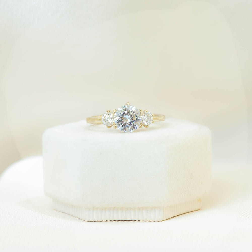 14ky 6-Prong 3 Stone Round Diamond Ring