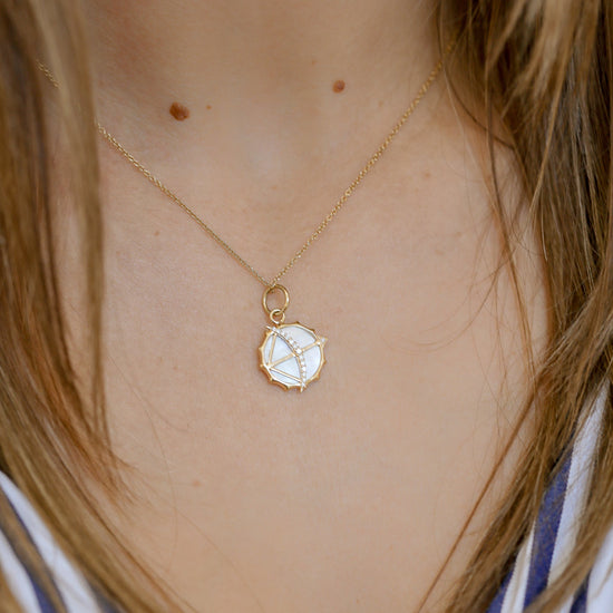 18ky .29ctw Bow and Arrow 