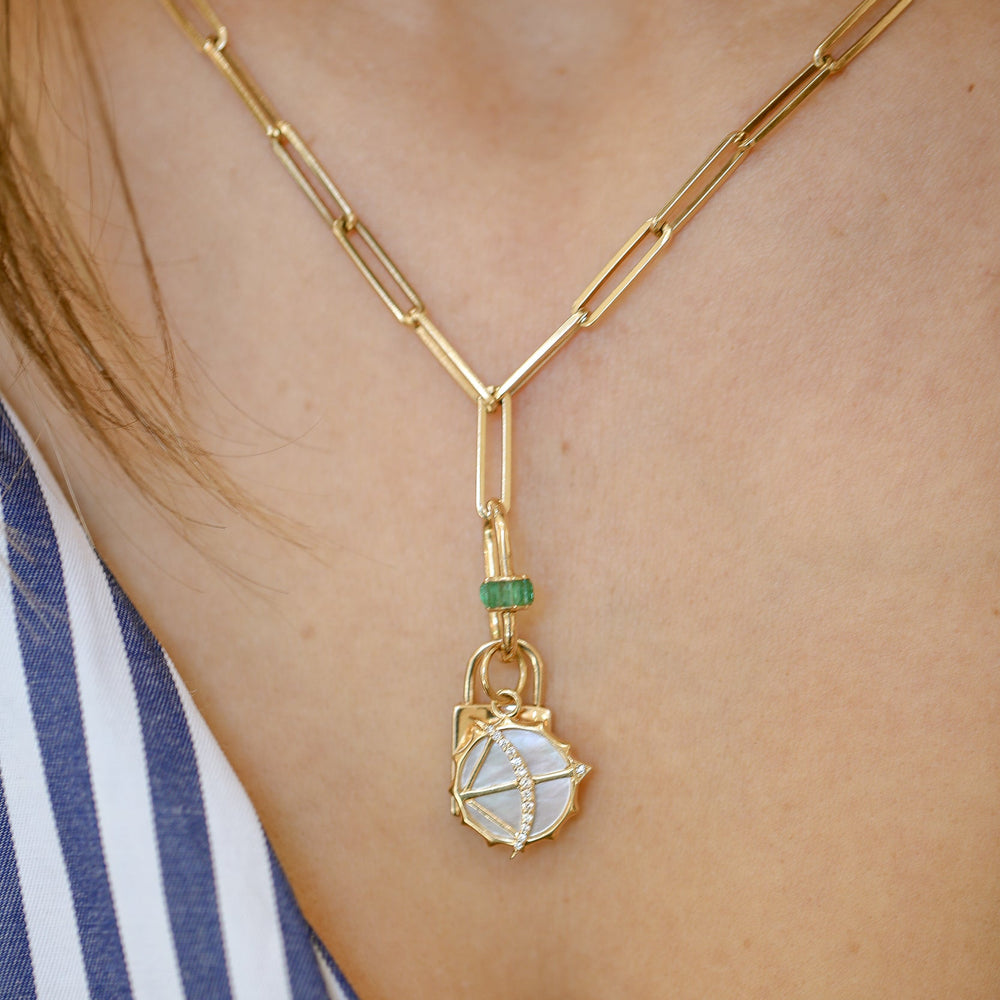 18ky .29ctw Bow and Arrow 