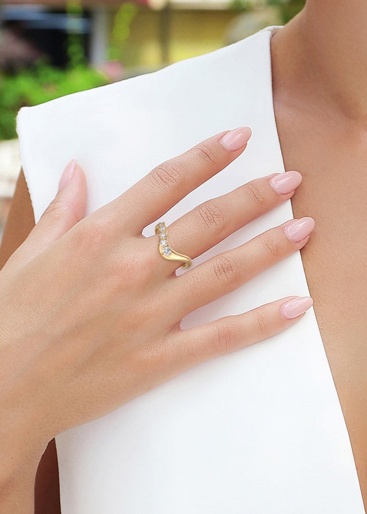 14ky .40ctw 5-Stone Wavy Diamond Band
